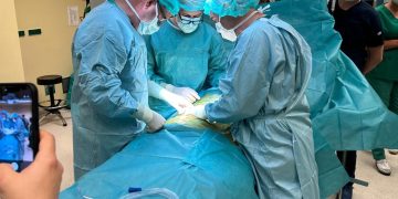 Predivna priča iz SKB-a Mostar: U prvoj transplantaciji bubrega otac spasio život sinu