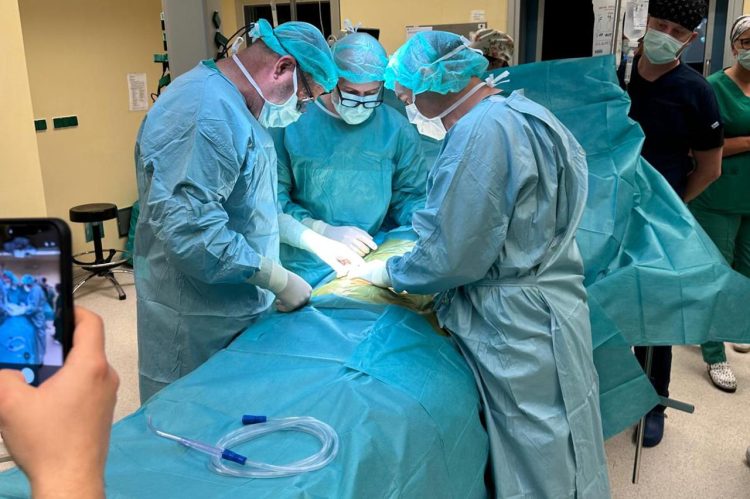 Predivna priča iz SKB-a Mostar: U prvoj transplantaciji bubrega otac spasio život sinu