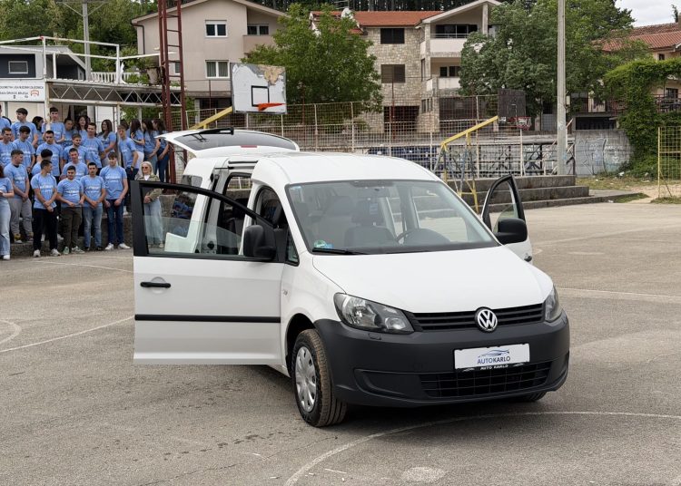 Maturanti SSŠ Široki Brijeg zajedničkim snagama kupili automobil obitelji u potrebi