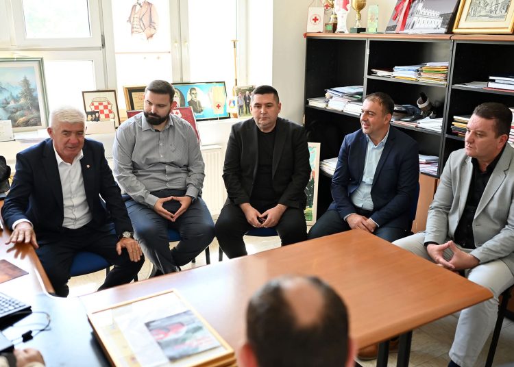 Crveni kriz Posušje ugostio predstavnike CK ŽZH i FBiH, sastali se i s načelnikom Begićem