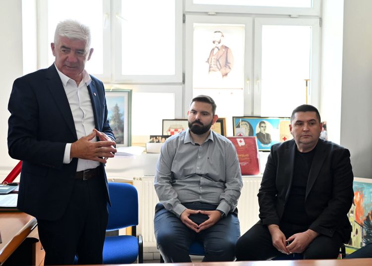 Crveni kriz Posušje ugostio predstavnike CK ŽZH i FBiH, sastali se i s načelnikom Begićem