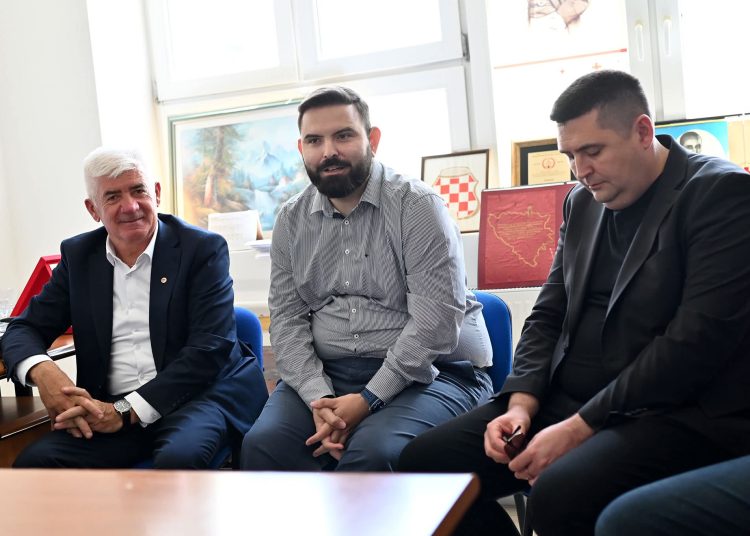 Crveni kriz Posušje ugostio predstavnike CK ŽZH i FBiH, sastali se i s načelnikom Begićem