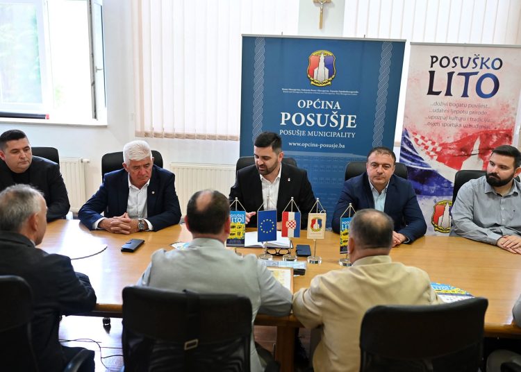 Crveni kriz Posušje ugostio predstavnike CK ŽZH i FBiH, sastali se i s načelnikom Begićem