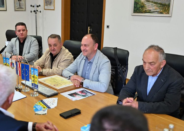Crveni kriz Posušje ugostio predstavnike CK ŽZH i FBiH, sastali se i s načelnikom Begićem