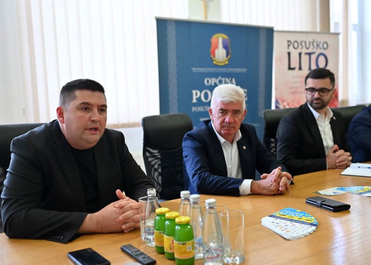 Crveni kriz Posušje ugostio predstavnike CK ŽZH i FBiH, sastali se i s načelnikom Begićem