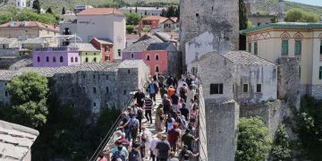 Džeparenje usred dana u Mostaru: Tri žene pritvorene nakon krađe od turistkinje