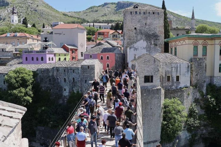 Džeparenje usred dana u Mostaru: Tri žene pritvorene nakon krađe od turistkinje