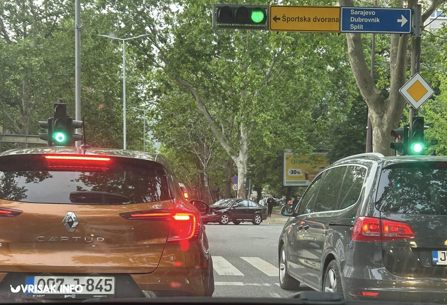 Prometna nesreća ispred zgrade Mostarke: Sudarili se Škoda i Golf 5