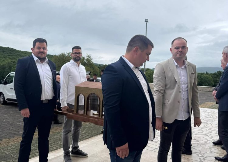 Velik broj vjernika dočekao relikvije svete Male Terezije u Ledincu
