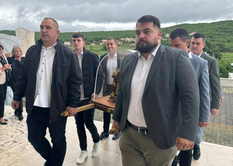 Velik broj vjernika dočekao relikvije svete Male Terezije u Ledincu