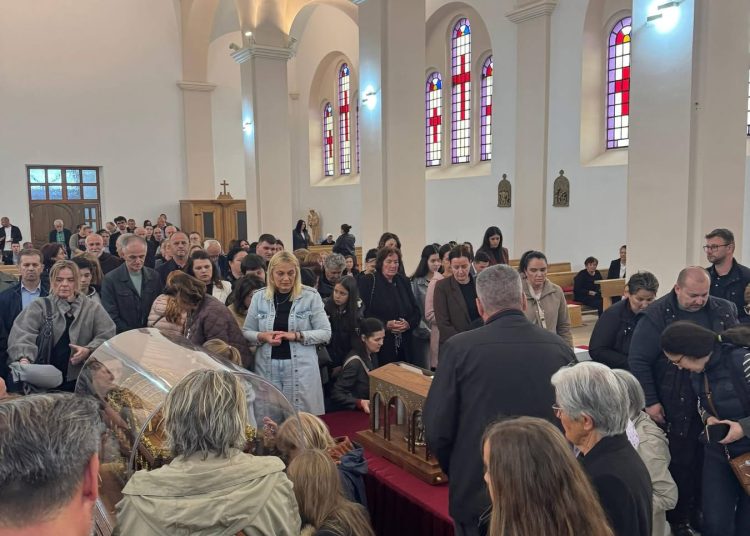Velik broj vjernika dočekao relikvije svete Male Terezije u Ledincu