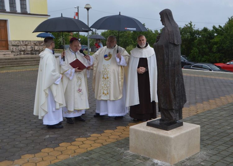 Velik broj vjernika dočekao relikvije svete Male Terezije u Ledincu