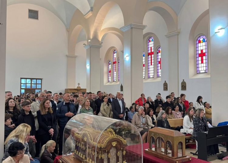 Velik broj vjernika dočekao relikvije svete Male Terezije u Ledincu