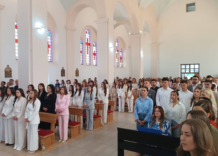Svečano slavlje u župi Ledinac: 23 krizmanika primila sakrament svete Potvrde
