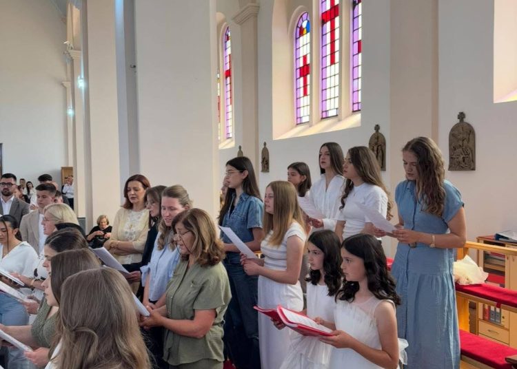 Svečano slavlje u župi Ledinac: 23 krizmanika primila sakrament svete Potvrde