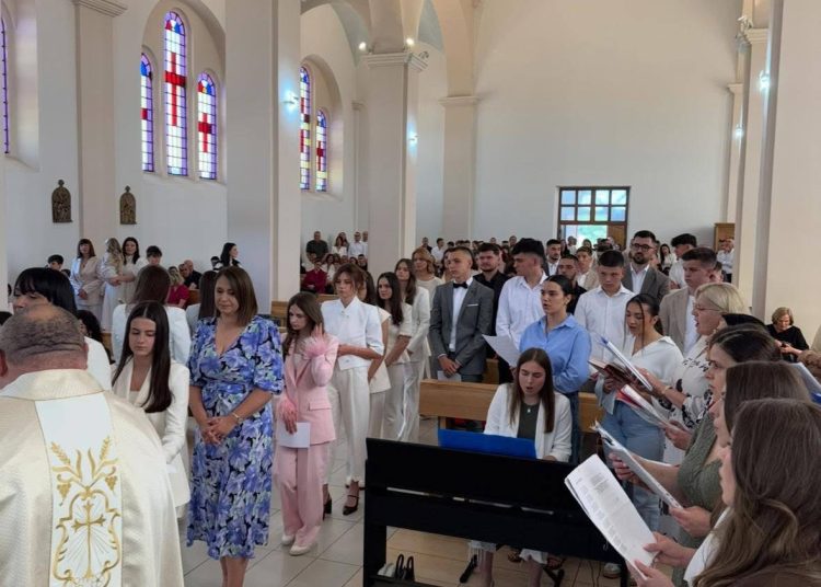 Svečano slavlje u župi Ledinac: 23 krizmanika primila sakrament svete Potvrde