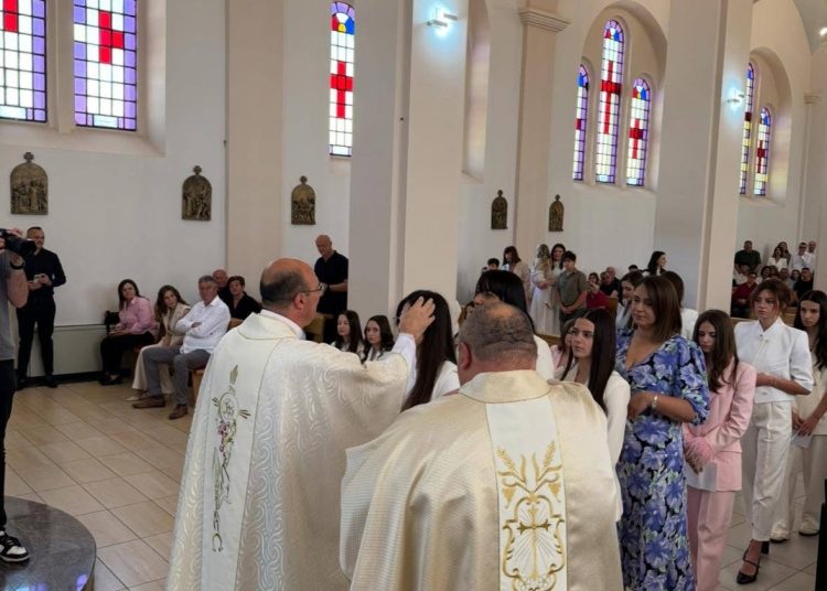 Svečano slavlje u župi Ledinac: 23 krizmanika primila sakrament svete Potvrde