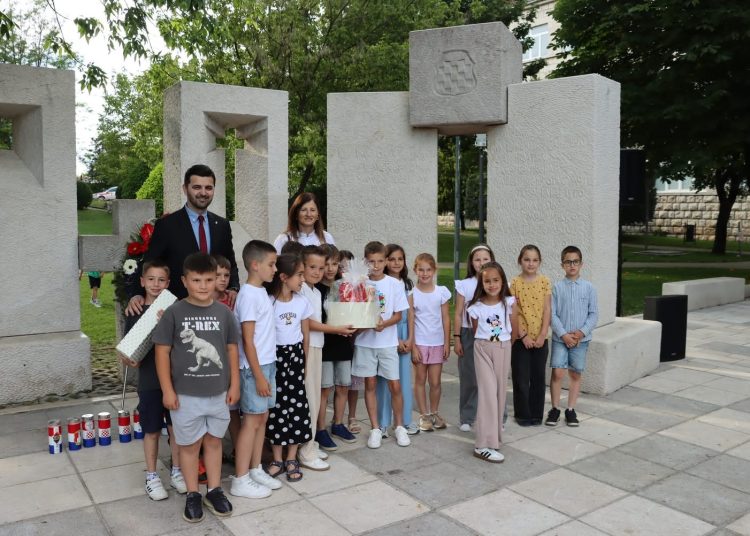 U Posušju svečano obilježen Dan branitelja: „Domovina je rođena u krvi, a ne klikom“