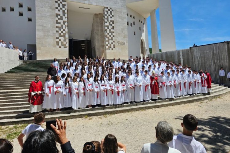 Sakrament svete potvrde u Posušju primilo 155 krizmanika