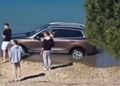 Neum: Automobil završio u moru, vozač ostao zaglavljen uz obalu