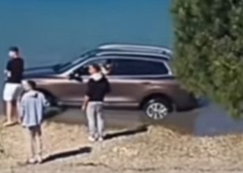 Neum: Automobil završio u moru, vozač ostao zaglavljen uz obalu