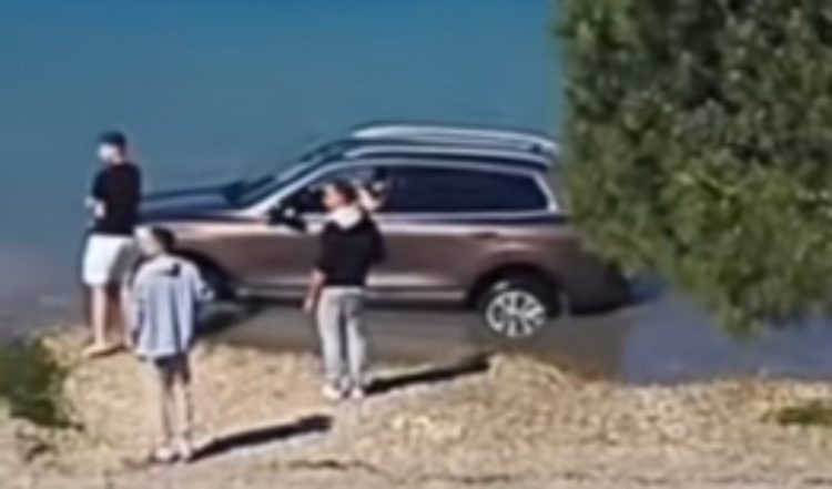 Neum: Automobil završio u moru, vozač ostao zaglavljen uz obalu
