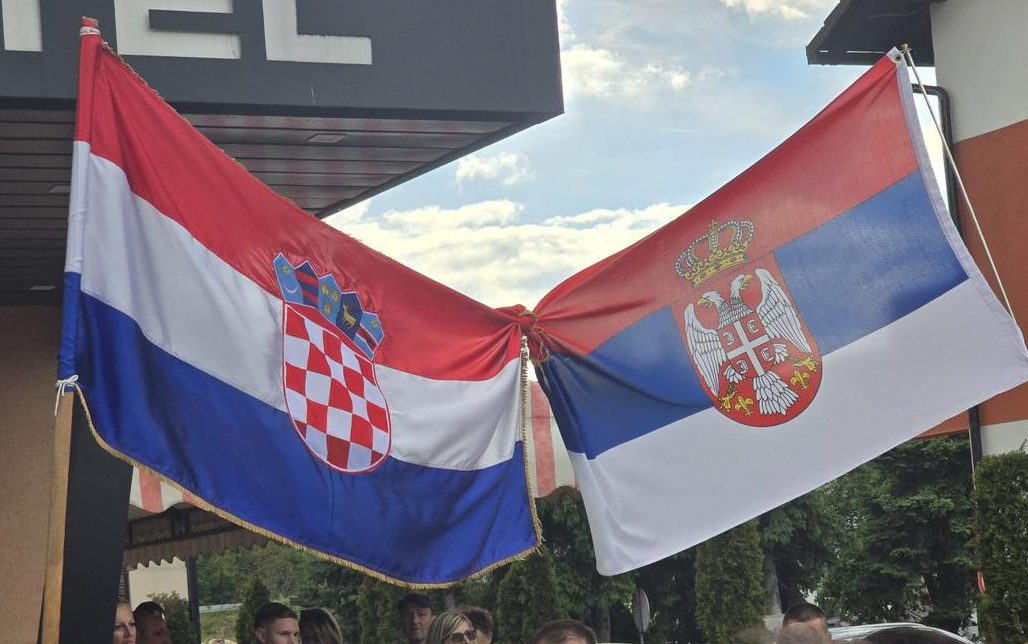 Predivna poruka iz Središnje Bosne: Na vjenčanju se vijorile zastave Hrvatske, Srbije i Herceg Bosne Predivna poruka iz Središnje Bosne: Na vjenčanju se vijorile zastave Hrvatske, Srbije i Herceg Bosne
