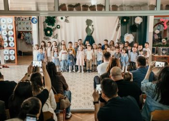 Široki Brijeg: Djeca iz Trnoružice pjesmom i recitacijama zahvalila majkama za ljubav i pažnju