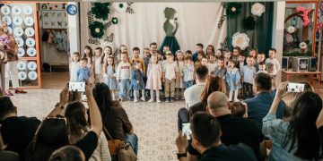 Široki Brijeg: Djeca iz Trnoružice pjesmom i recitacijama zahvalila majkama za ljubav i pažnju