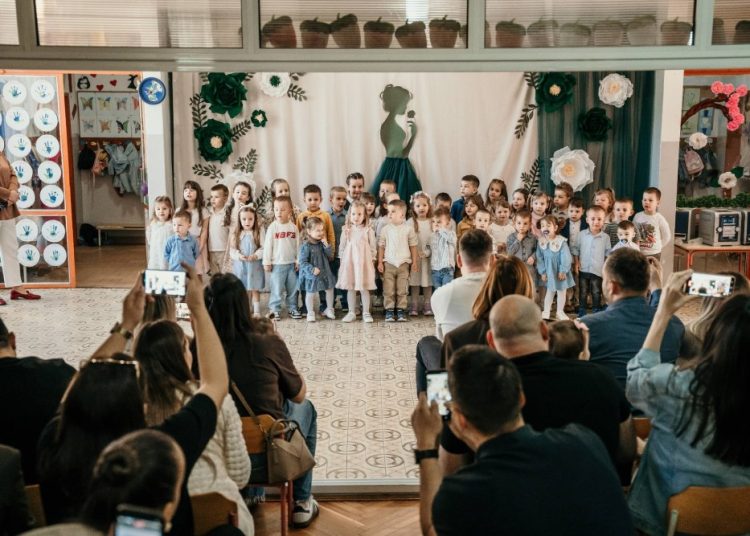 Široki Brijeg: Djeca iz Trnoružice pjesmom i recitacijama zahvalila majkama za ljubav i pažnju