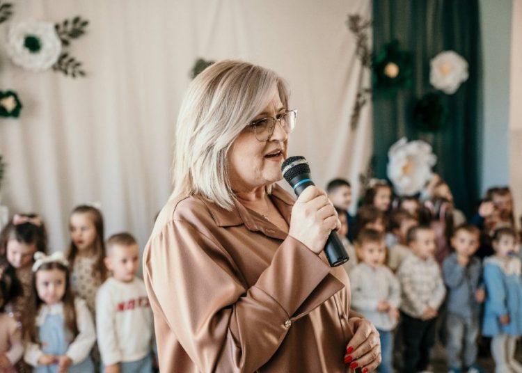 Široki Brijeg: Djeca iz Trnoružice pjesmom i recitacijama zahvalila majkama za ljubav i pažnju