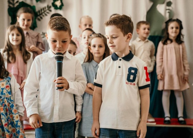 Široki Brijeg: Djeca iz Trnoružice pjesmom i recitacijama zahvalila majkama za ljubav i pažnju