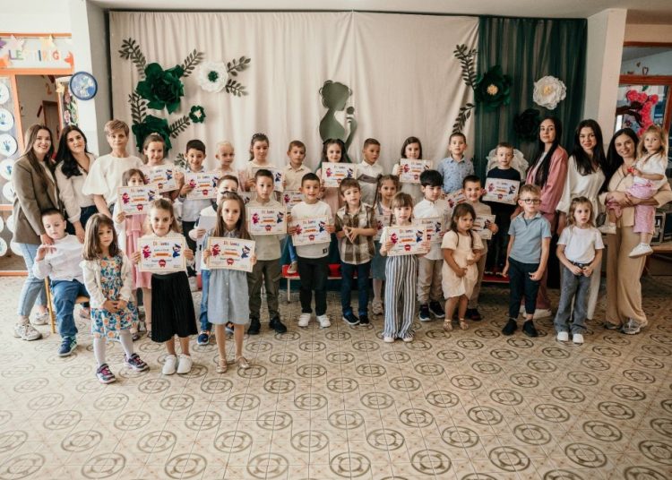 Široki Brijeg: Djeca iz Trnoružice pjesmom i recitacijama zahvalila majkama za ljubav i pažnju