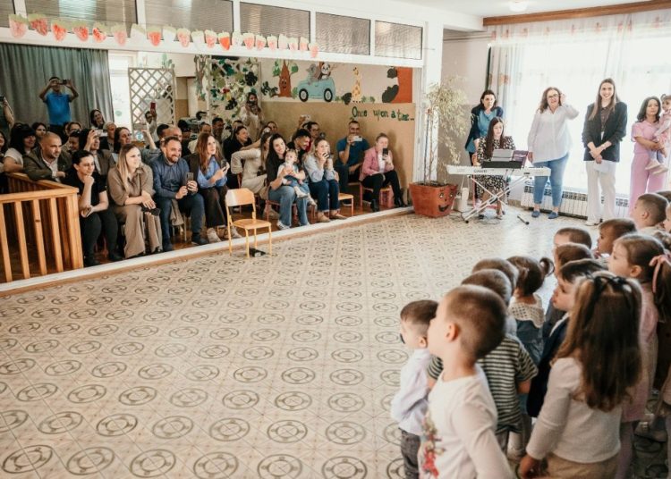 Široki Brijeg: Djeca iz Trnoružice pjesmom i recitacijama zahvalila majkama za ljubav i pažnju