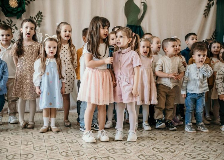 Široki Brijeg: Djeca iz Trnoružice pjesmom i recitacijama zahvalila majkama za ljubav i pažnju