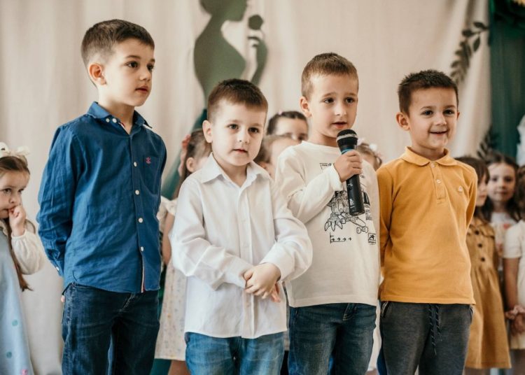 Široki Brijeg: Djeca iz Trnoružice pjesmom i recitacijama zahvalila majkama za ljubav i pažnju