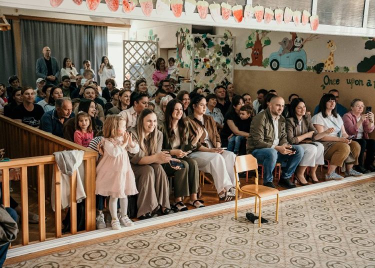 Široki Brijeg: Djeca iz Trnoružice pjesmom i recitacijama zahvalila majkama za ljubav i pažnju