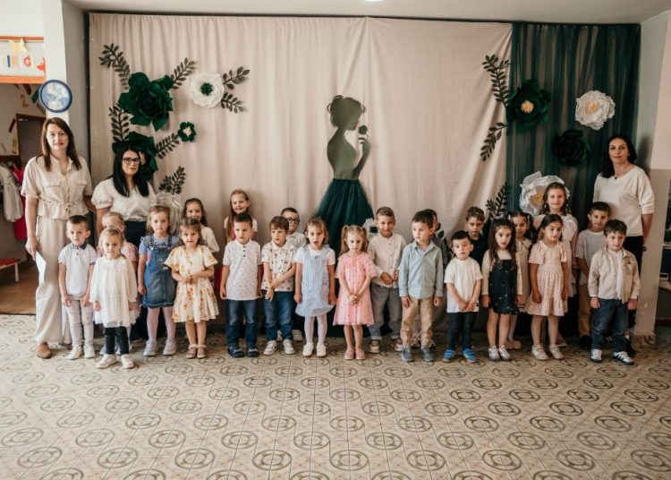 Široki Brijeg: Djeca iz Trnoružice pjesmom i recitacijama zahvalila majkama za ljubav i pažnju