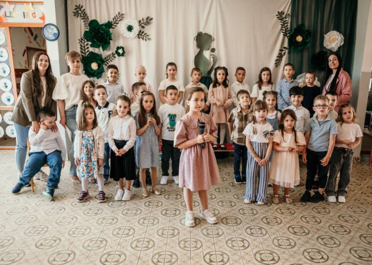 Široki Brijeg: Djeca iz Trnoružice pjesmom i recitacijama zahvalila majkama za ljubav i pažnju