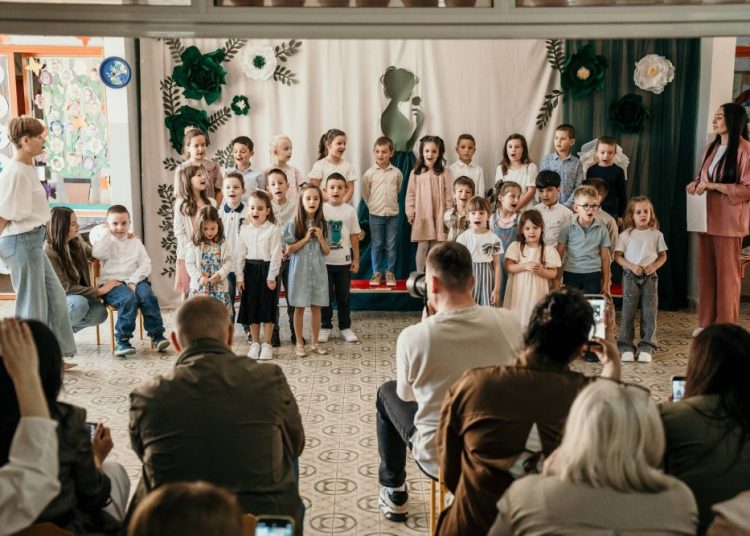 Široki Brijeg: Djeca iz Trnoružice pjesmom i recitacijama zahvalila majkama za ljubav i pažnju