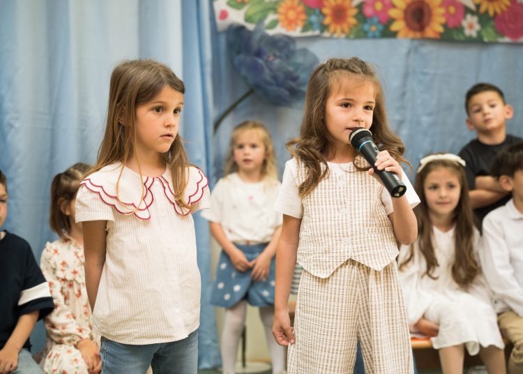 Široki Brijeg: Mališani vrtića na Puringaju pjesmom i recitacijama proslavili Majčin dan