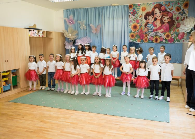 Široki Brijeg: Mališani vrtića na Puringaju pjesmom i recitacijama proslavili Majčin dan