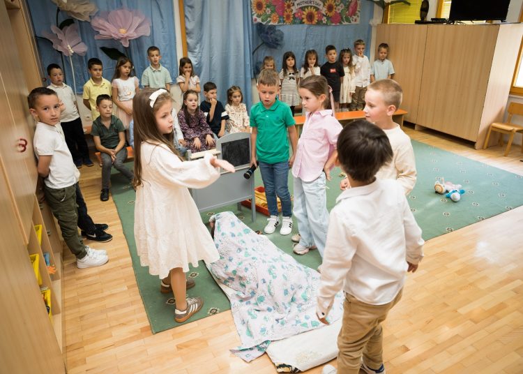 Široki Brijeg: Mališani vrtića na Puringaju pjesmom i recitacijama proslavili Majčin dan