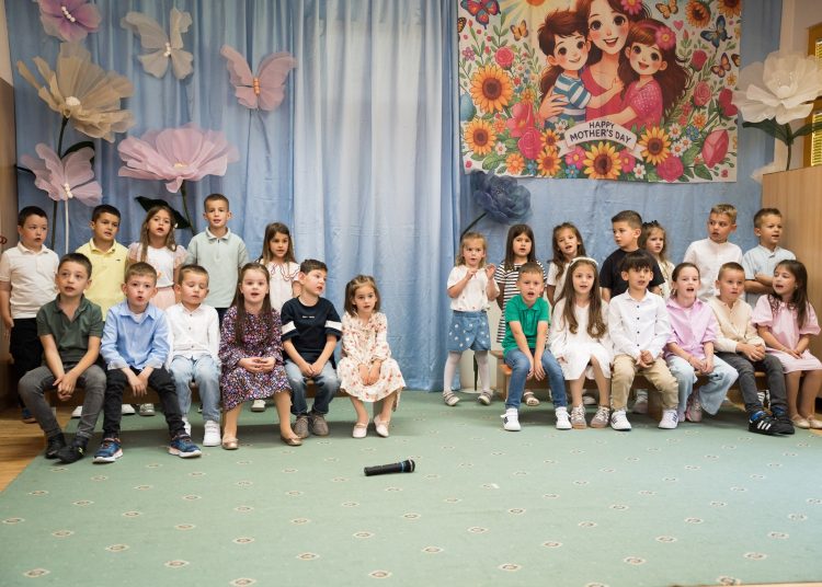 Široki Brijeg: Mališani vrtića na Puringaju pjesmom i recitacijama proslavili Majčin dan