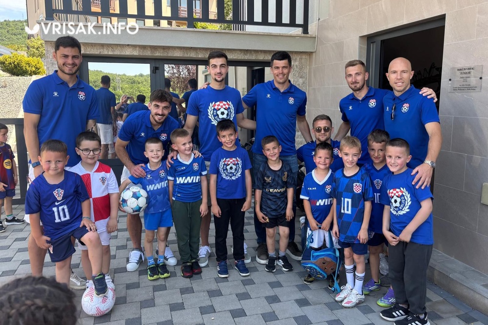 Nogometaši NK Široki Brijeg posjetili mališane u DV Junior Nogometaši NK Široki Brijeg posjetili mališane u DV Junior