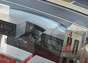 (VIDEO) Dječaci od tri i pet godina pronađeni uplakani uz cestu, roditelji uhićeni