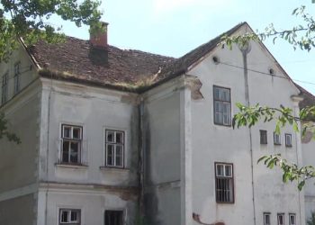 Školarci hrvatskih povratnika sele se u oronulu zgradu bez uvjeta, roditelji ogorčeni