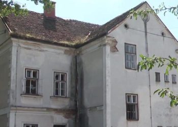 Školarci hrvatskih povratnika sele se u oronulu zgradu bez uvjeta, roditelji ogorčeni