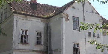 Školarci hrvatskih povratnika sele se u oronulu zgradu bez uvjeta, roditelji ogorčeni