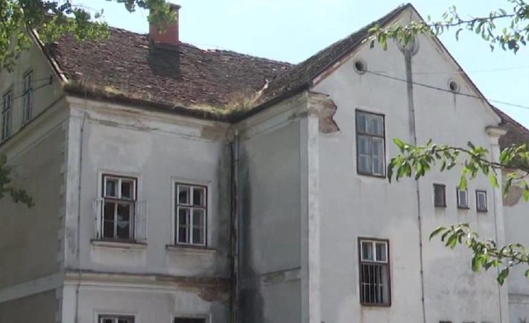 Školarci hrvatskih povratnika sele se u oronulu zgradu bez uvjeta, roditelji ogorčeni